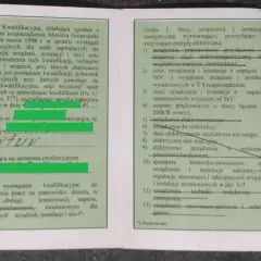 Posiadacz uprawnień SEP do 1kV, potwierdzonych dokumentem, spełnia wymagania do pracy przy instalacjach elektrycznych.
