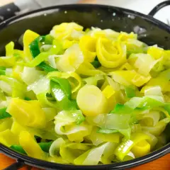 Porri in padella, teneri e dorati, pronti per essere gustati.
