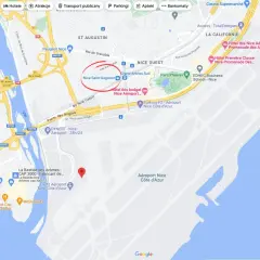 Mapa pokazuje lotnisko Nice Côte d'Azur, z zaznaczonymi hotelami i drogami dojazdowymi.