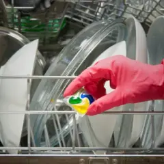 Jak używać tabletek Finish Powerball? Poradnik dla lśniących naczyń
