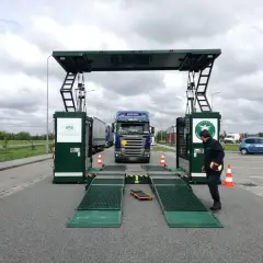 Kontrola ITD na autostradzie. Ciężarówka wjeżdża na wagę, inspektor czeka.