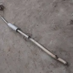 Tłumik do Opla Corsy C 1.0. Układ wydechowy leży na betonowym podłożu.