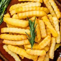 Frytki: 10+ pomysłów na sosy i dania, które odmienią Twój obiad