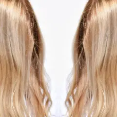 Cabello rubio con mechas matizadas, mostrando un degradado natural y luminoso.