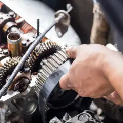 Mecánico ajusta la correa de distribución de un motor 1.0 TSI 95 CV.