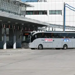 Gdzie Neobus przy Dworcu Centralnym? Znajdź przystanek bez stresu!