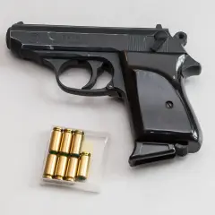 Pistolet z magazynkiem i kilkoma nabojami. W magazynku widać pociski typu hollow point, gotowe do użycia.