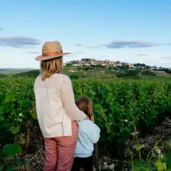 Vue d'un domaine viticole Sancerre, une femme et un enfant contemplent le village perché.