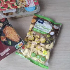Gotowe dania obiadowe do podgrzania: lasagne bolognese i tortelloni z ricottą i szpinakiem. Szybki obiad bez wysiłku.