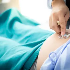 Niedotlenienie płodu w ciąży objawy – jak je rozpoznać i co robić
