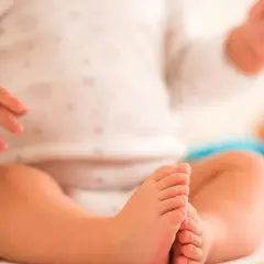 Małe stópki i rączki dziecka. Czy 5 miesięczne dziecko można sadzać na kolanach? Rozwój malucha.