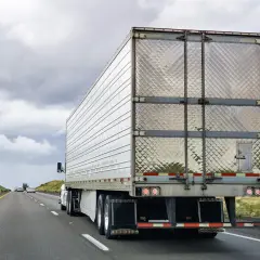 Tir z naczepą jedzie autostradą. Zastanawiasz się, ile waży tir? Taki kolos może przewieźć nawet 40 ton ładunku.