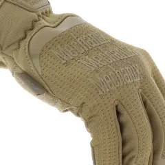 Guante táctico color arena de Mechanix, con logo en relieve y tejido transpirable para máxima protección y agarre.