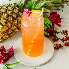 Orzeźwiający drink z ananasem i kwiatami. Idealny przepis na Pina Colada na upalne dni.