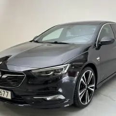 Svart Opel Insignia, redo för en begtest. Denna eleganta sedan har en sportig design och moderna linjer.