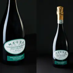 Dwie butelki prosecco. Jedna z nich ma złoty kapturek. Etykiety informują o pochodzeniu i zawartości procentowej alkoholu.