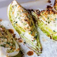 Geröstete Spitzkohl-Wedges mit Kräutern und Käse – ein einfaches Gericht, das Lust auf mehr macht. Perfekt für spitzkohl rezepte einfach!