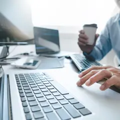 Jak założyć firmę spedycyjną w Polsce? Kompletny poradnik krok po kroku