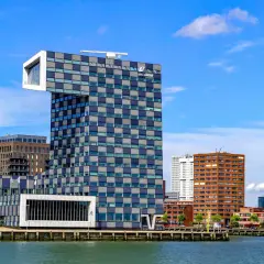 Nowoczesne budynki i wieża telewizyjna nad wodą. Tak wygląda Rotterdam, miasto pełne innowacyjnej architektury.