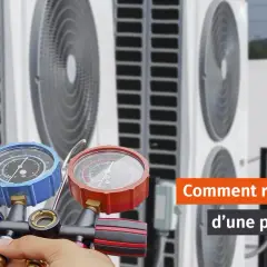 Main d'un technicien ajustant la pression eau pompe à chaleur avec un manomètre.