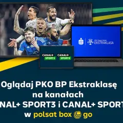 Piłkarze na ekranie telewizora i laptopa, z logo PKO BP Ekstraklasa i kanałów Canal+.