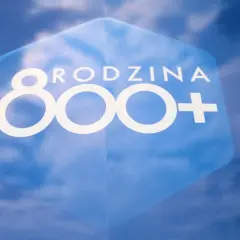 Niebieskie tło z białym napisem "RODZINA 800+". Program wsparcia dla rodzin, podobny do dawnego zus 500 plus.