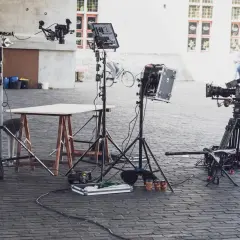 Profesjonalny sprzęt filmowy, w tym kamery i modyfikatory światła, gotowy do pracy na planie zdjęciowym.