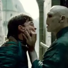 Harry Potter i insygnia śmierci: Voldemort trzyma twarz Harry'ego, grożąc mu.