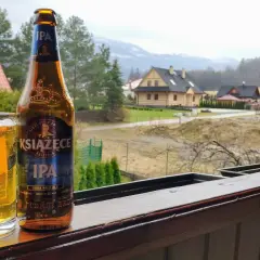 Piwo Książęce IPA, czyli co to znaczy piwo kraftowe: chmielowy smak i górskie widoki.
