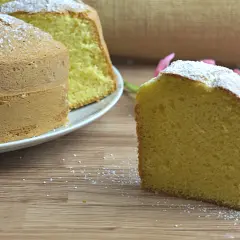 Un ciambellone soffice e alto, spolverato di zucchero a velo, pronto per essere gustato. La ricetta perfetta per una colazione golosa.
