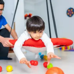 Cele integracji sensorycznej: Jak terapia wspiera rozwój dzieci