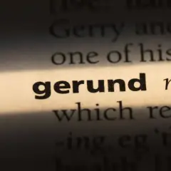 La parola "gerund" in inglese, definita come sostantivo, è evidenziata in un dizionario.