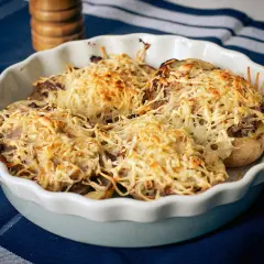 Patatas rellenas de carne de la abuela, gratinadas con queso dorado y crujiente, listas para disfrutar.