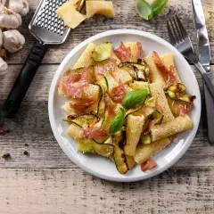 Makaron z wczoraj? Zmień resztki w 15 pysznych dań!