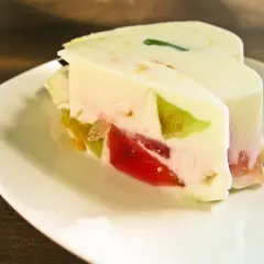 Perfekcyjny śmietanowiec z galaretkami: Przepis bez wpadek!