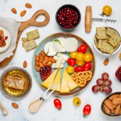 Jakie przekąski do wina? Stwórz idealną deskę smaków!