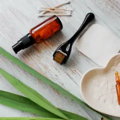 Zestaw do domowej mezoterapii: serum z retinolem, roller, ampułki i waciki. Retinol dla kogo? Dla każdego, kto pragnie odmłodzonej skóry.