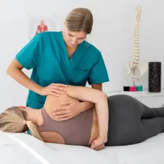 Osteopata wykonuje terapię manualną. Czy osteopata jest lekarzem? To pytanie często zadawane przez pacjentów.