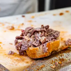 Panino con lampredotto, un classico street food toscana, ricco di sapore e tradizione.