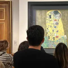 Ludzie podziwiają "Pocałunek" Klimta w Belwederze wiedeńskim. Obrazy wiedeńskie zachwycają.