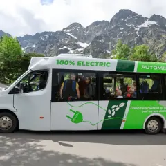 Elektryczny bus Automet w drodze do Morskiego Oka. Sprawdź cennik meleksy i wybierz ekologiczny transport.