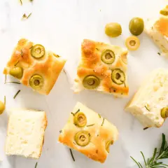Odkryj oryginalna włoska focaccia przepis! Puszyste kromki z oliwkami i rozmarynem, idealne na przekąskę.