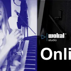 Kobieta gra na pianinie, przygotowując się do lekcji śpiewu online. Logo "wokal studio" i napis "Online." podkreślają ofertę.