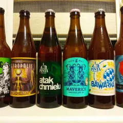 Siedem butelek piwa kraftowego, m.in. Rowing Jack, Atak Chmielu, Maverick, Bawarka, Mojo.