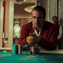 Colin Farrell in seinem neuen Film, mit Handschuhen und Chips am Casino-Tisch.