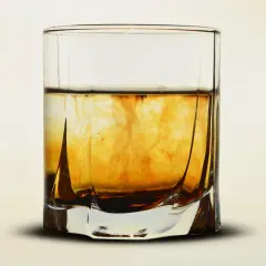 Szklanka z bursztynowym płynem, w którym rozpuszcza się ciemniejsza substancja, przypominająca proces, jak zrobic whiskey.
