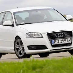 Białe Audi A3 8P na zakręcie. Sprawdź rozmiar opon dla tego modelu.