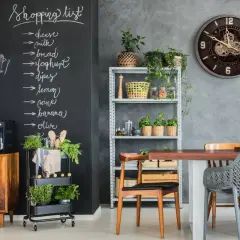 Pusta ściana w kuchni: 30+ inspiracji funkcjonalnych i stylowych