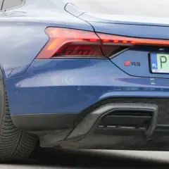 Niebieskie Audi RS e-tron GT z tablicą rejestracyjną PY-6199A, spełniające normę Euro 7, prezentuje sportowy tył z charakterystycznymi światłami i dyfuzorem.