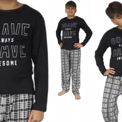 Chłopiec w piżamie z napisem "BRAVE ALWAYS AWESOME" i w kratę.
